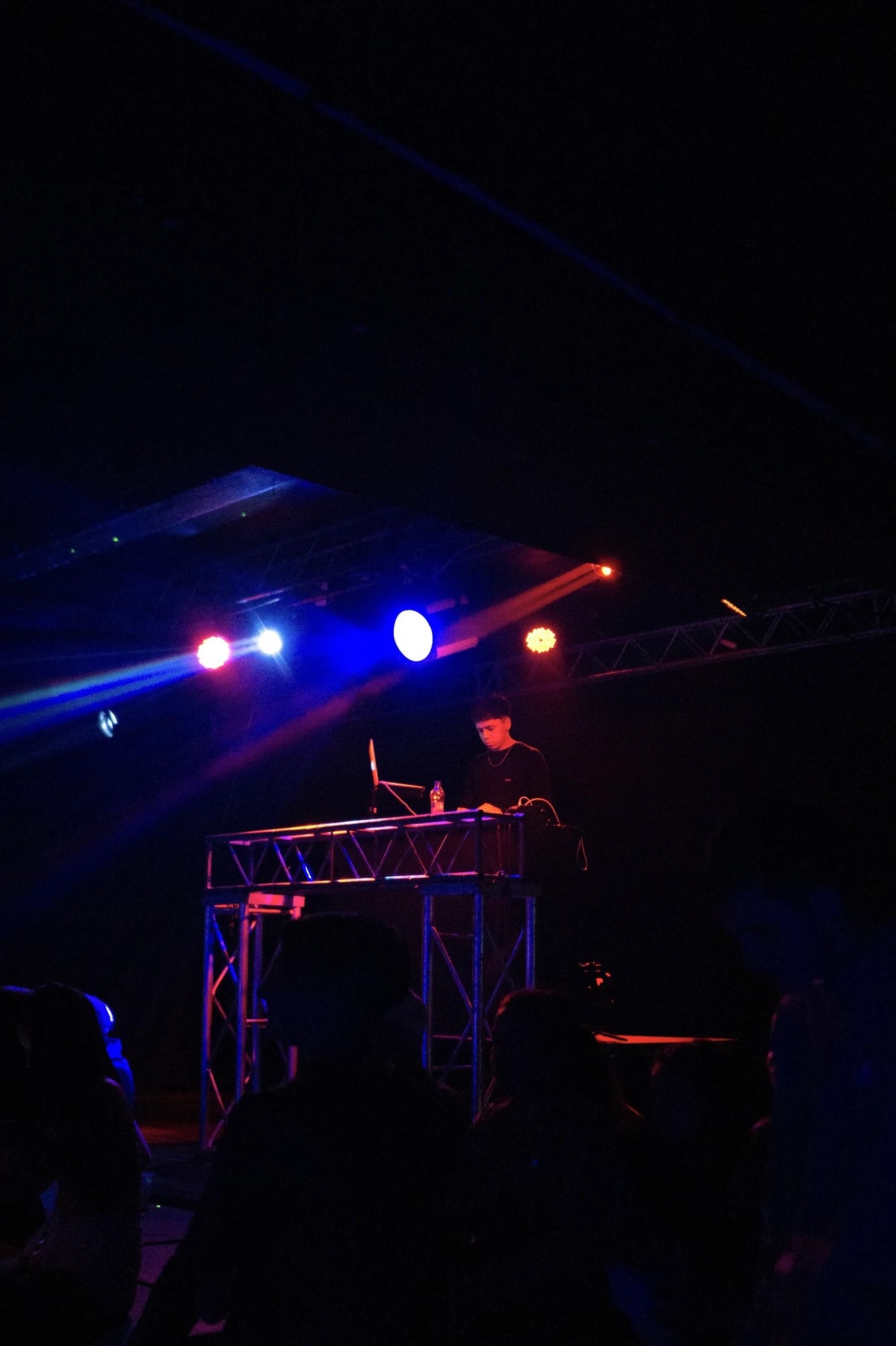 DJ FABRU mezclando en vivo durante un evento